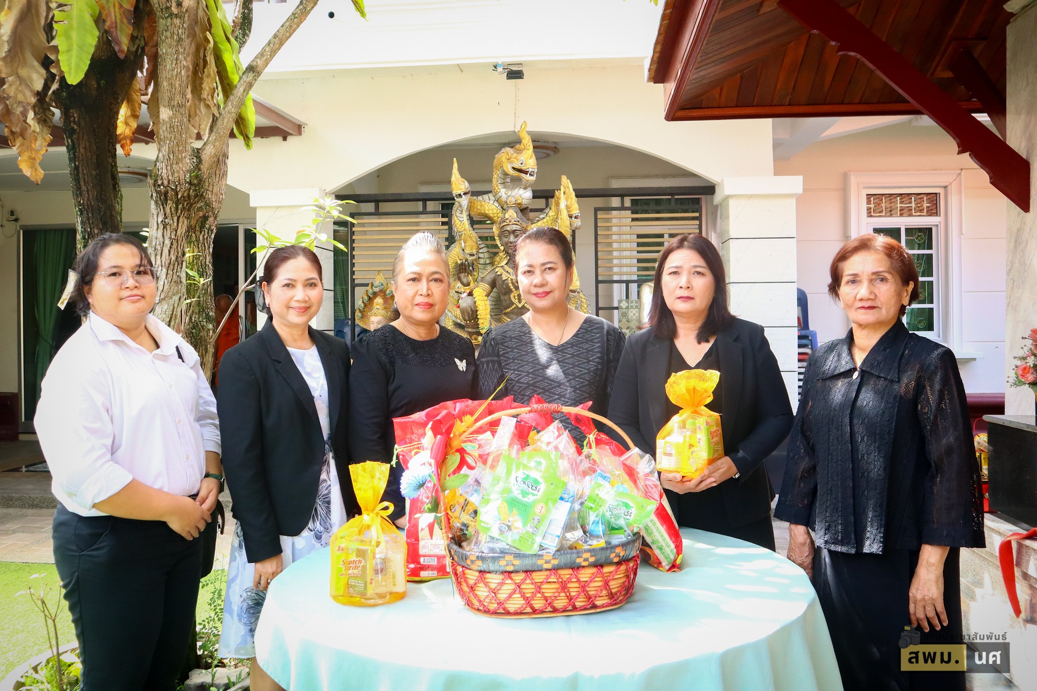 ร่วมพิธีทำบุญอุทิศส่วนกุศลให้กับครู และนักเรียนโรงเรียนวัดเขาพระยาสังฆาราม จังหวัดอุทัยธานี ที่เสียชีวิตจากเหตุการณ์ไฟไหม้รถบัสทัศนศึกษา